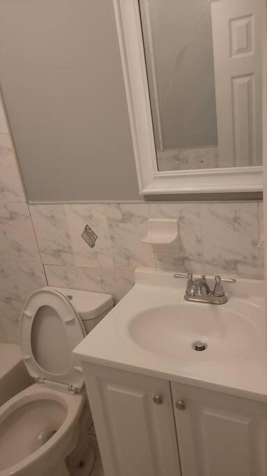 Room In A Beach House With King Size Bed In A Landlord Hosted Three Bedroom Apartment Нью-Йорк Экстерьер фото