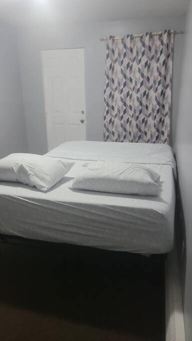 Room In A Beach House With King Size Bed In A Landlord Hosted Three Bedroom Apartment Нью-Йорк Экстерьер фото